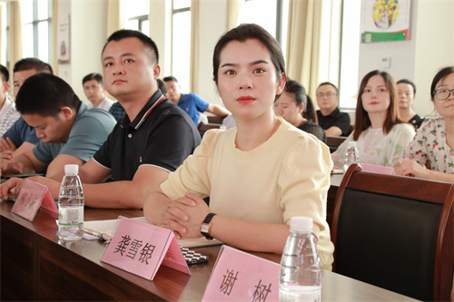 会场人员特写1_副本.jpg 会场人员特写1_副本.jpg